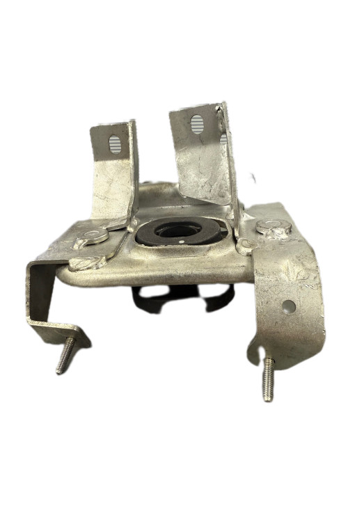 تصویر نمای جانبی از دسته موتور چپ اتوماتیک DAE خودروی دنا، یک قطعه فلزی خاکستری با بوش لاستیکی مشکی مرکزی و دو پیچ برجسته